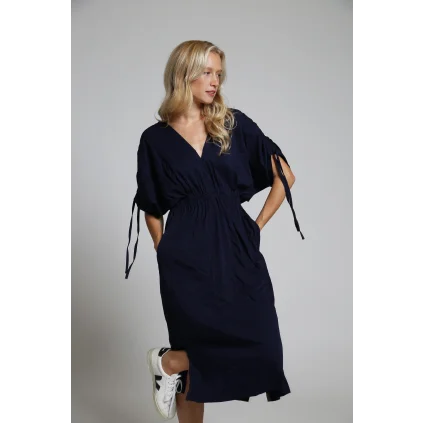 appre eshop tmave modre elegantni midi saty z viskozy s rozparky a vystrihem do V 3